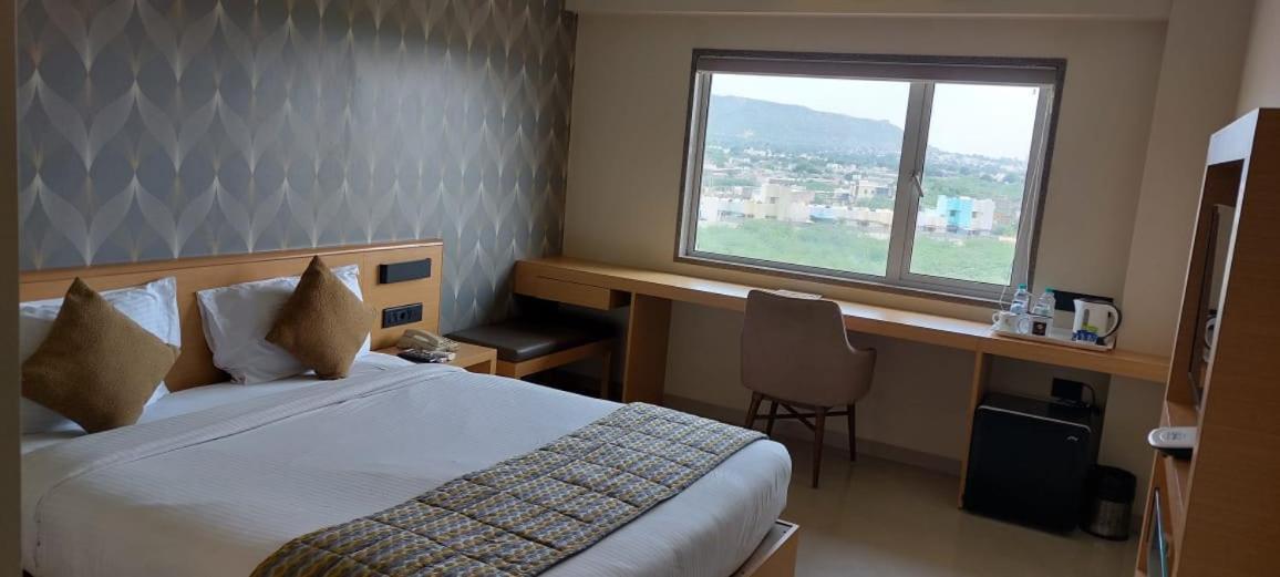 Click Hotel Bhuj Eksteriør billede